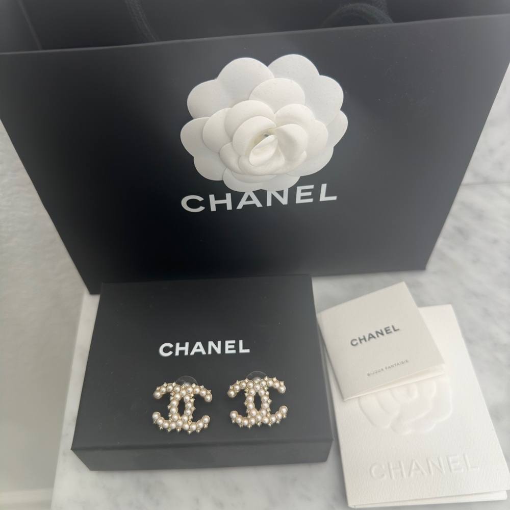 Chanel CC earrings with pearls